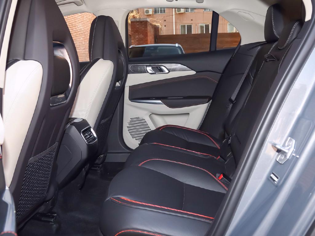 领克02,空间宽敞配置全面,回头率相当的高高端大气上档次!