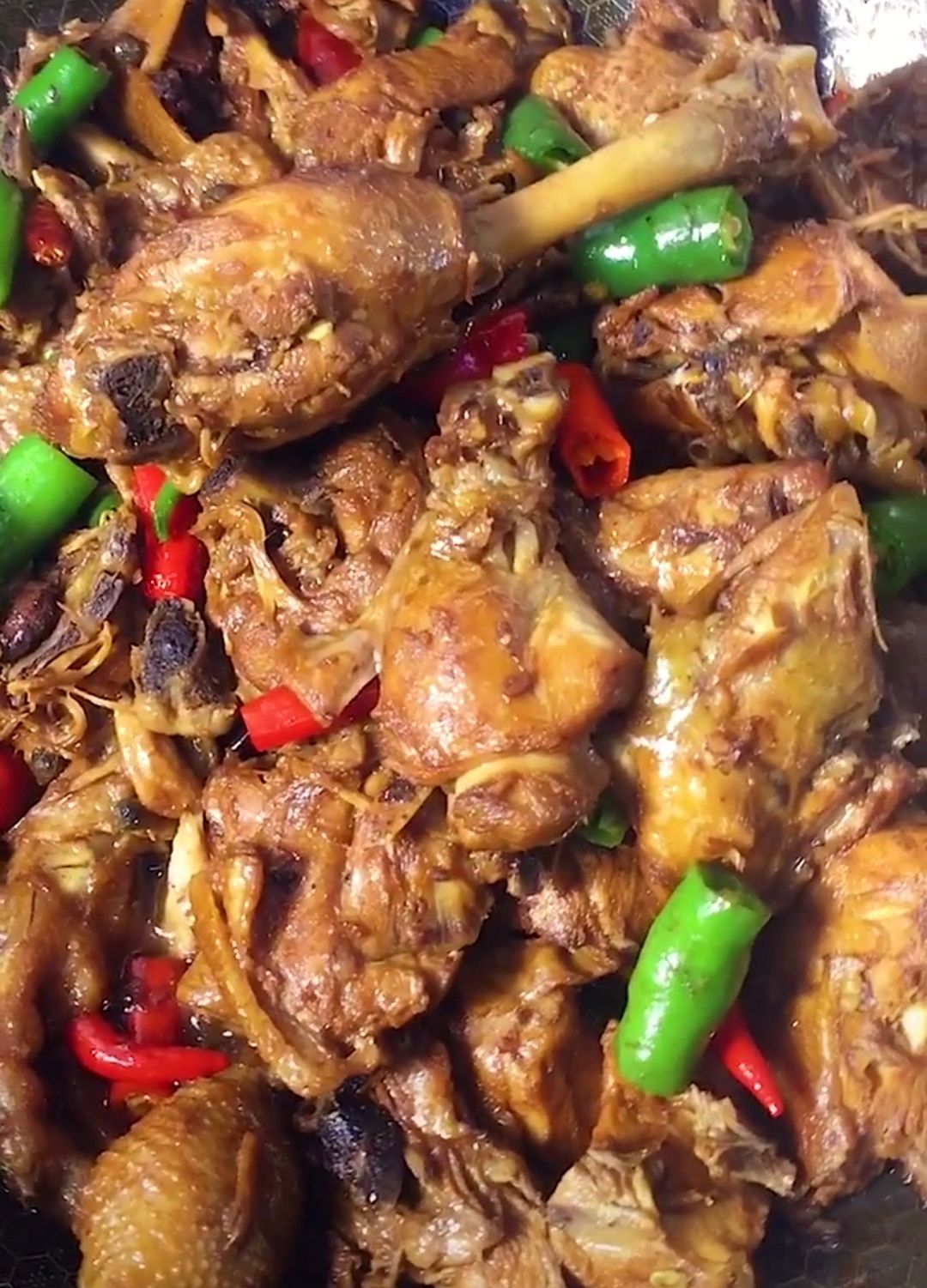 最后撒上青红椒圈,大蒜,炒出辣味出锅装盘即可