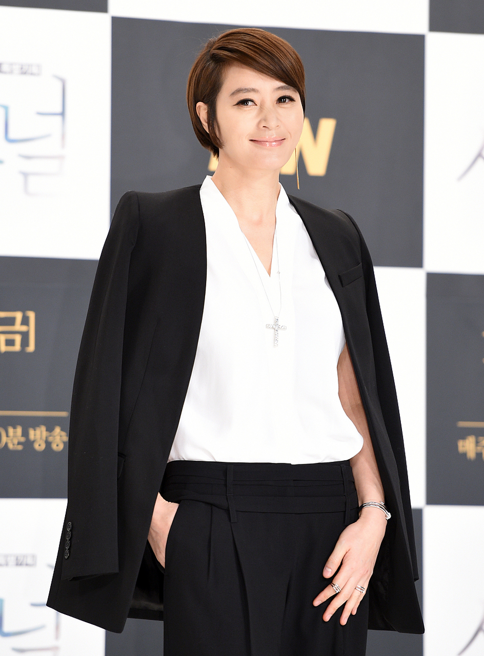 金惠秀,韩国影视剧女演员,歌手,主持人,曾出演电影《小姐》,《老千》