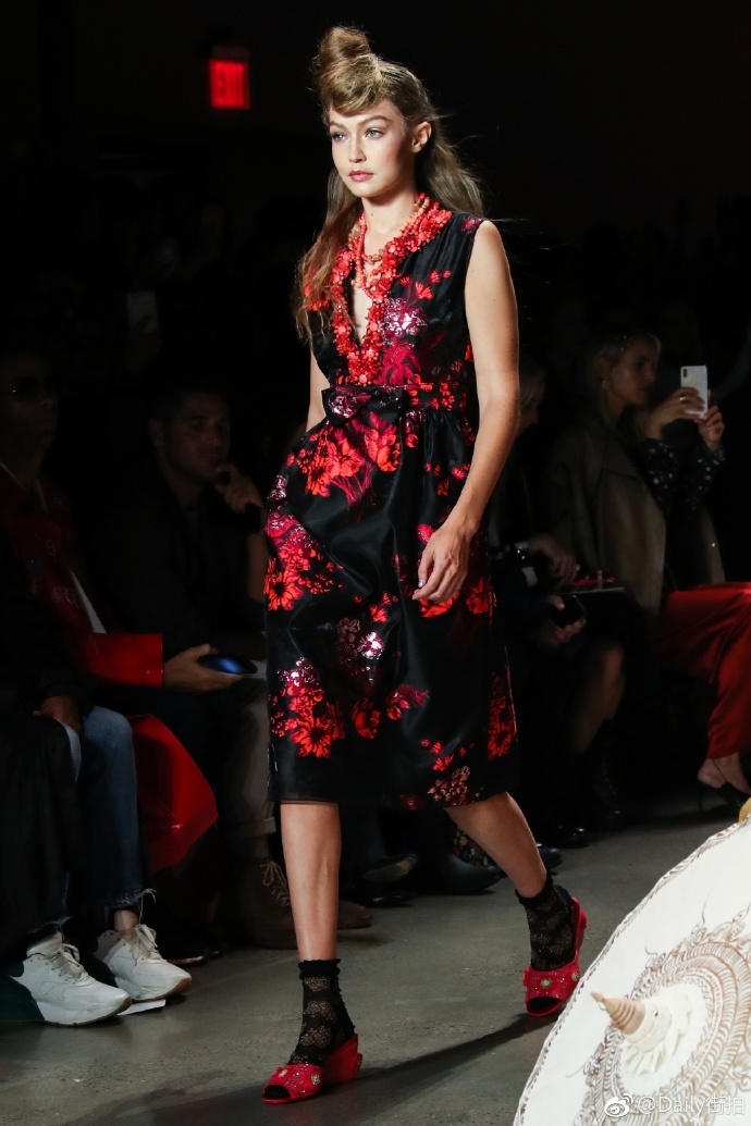 纽约时装周:gigi hadid为anna sui 2019春夏系列走秀 转载自百家号