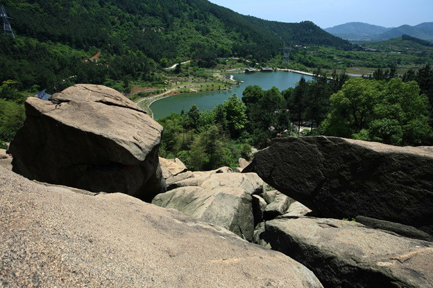 溪霞怪石岭景区位于南昌市西北部新建县溪霞镇境内,距南昌城区仅25