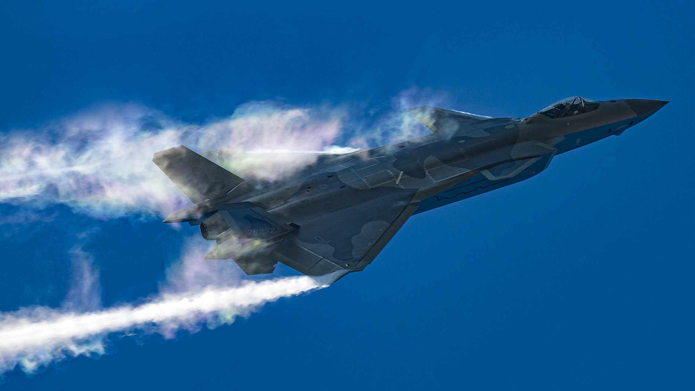 中国空军歼-16d电子战机的补充:中国海军的歼-11bhg战斗机挂两个电子