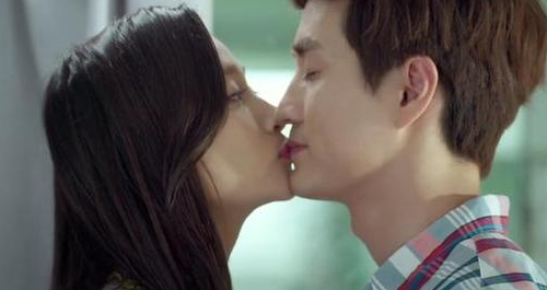 关晓彤吻过的5位男星:马可暖心,张若昀霸气,鹿晗忘我