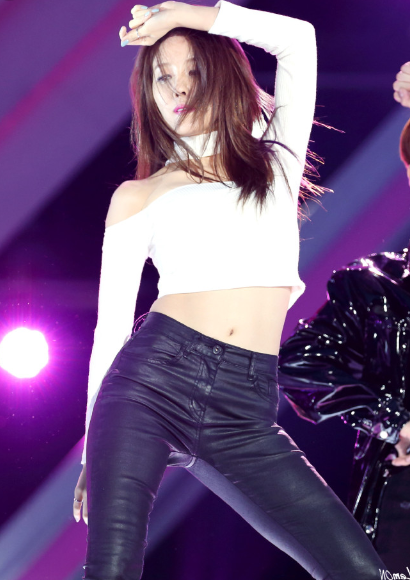 图片中朴孝敏拍的写真集,身穿一件黑色的内衣,紧身的牛仔裤,非常的