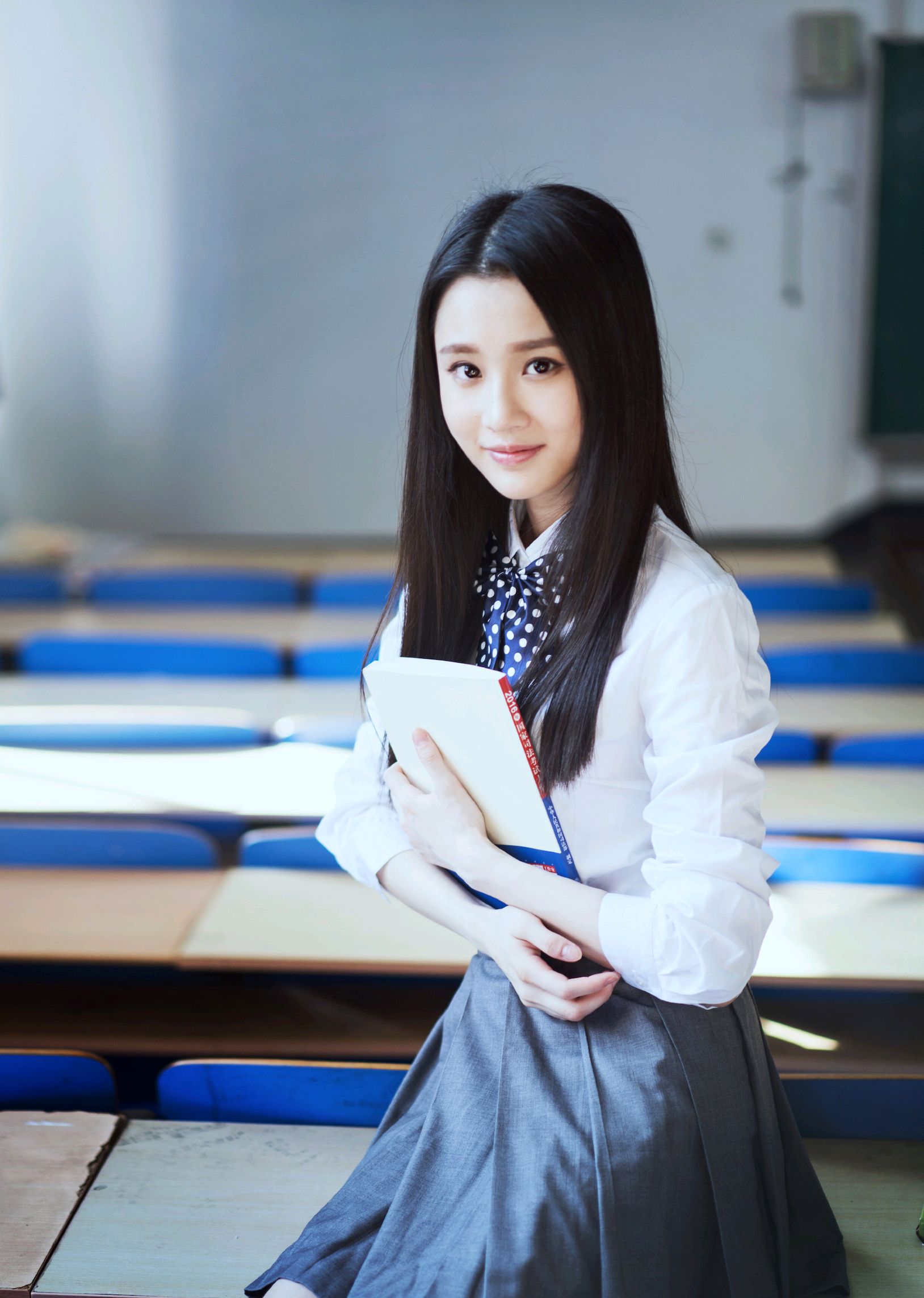 张慧雯格子裙学生装,带你回到学生时代的青葱岁月