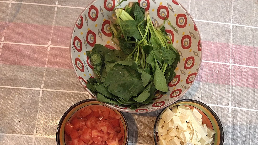 西红柿豆腐菠菜减脂汤