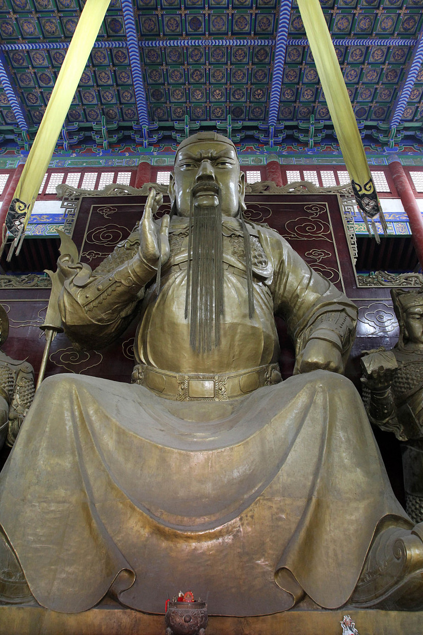 春游走进大殿,关羽的塑像威严而庄重,他的眼神深邃,手握青龙偃月刀