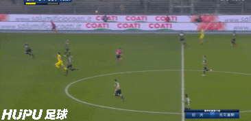 第82分钟,科斯塔左路左脚外脚背传球,贝尔纳代斯基