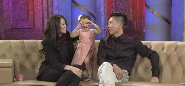 李小鹏雪地半裸大秀腹肌,女儿奥莉乖巧可爱,老婆却被和吉娜比较 李小鹏雪地半裸大秀腹肌,女儿奥莉乖巧可爱,老婆却被和吉娜比较