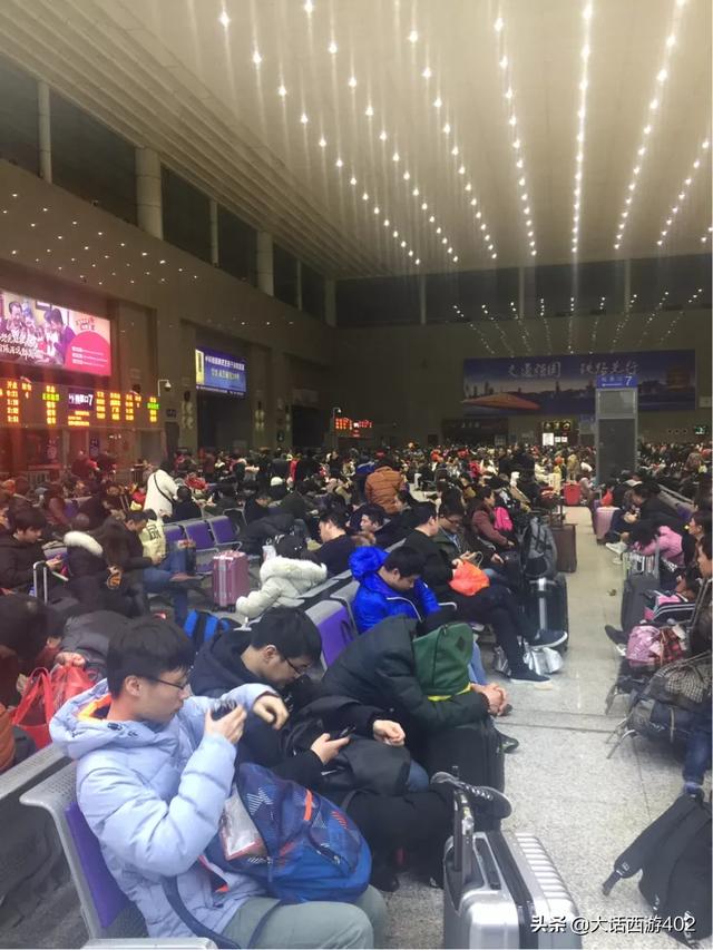 正月十一:武昌火车站零时候车室黑压压的人群,工作人员坚守岗位