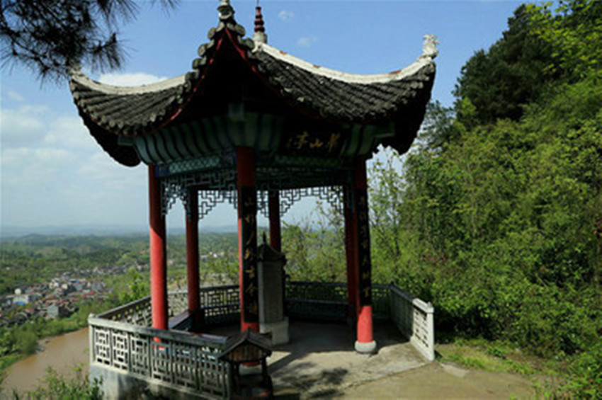 凤凰山,位于怀化市沅陵县城东南沅水之畔,海拔200米,面积约0.