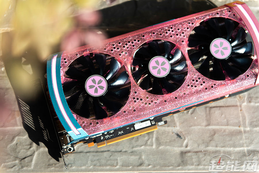 盈通rx 5700 xt 樱瞳图赏:带rgb灯效的二次元公主