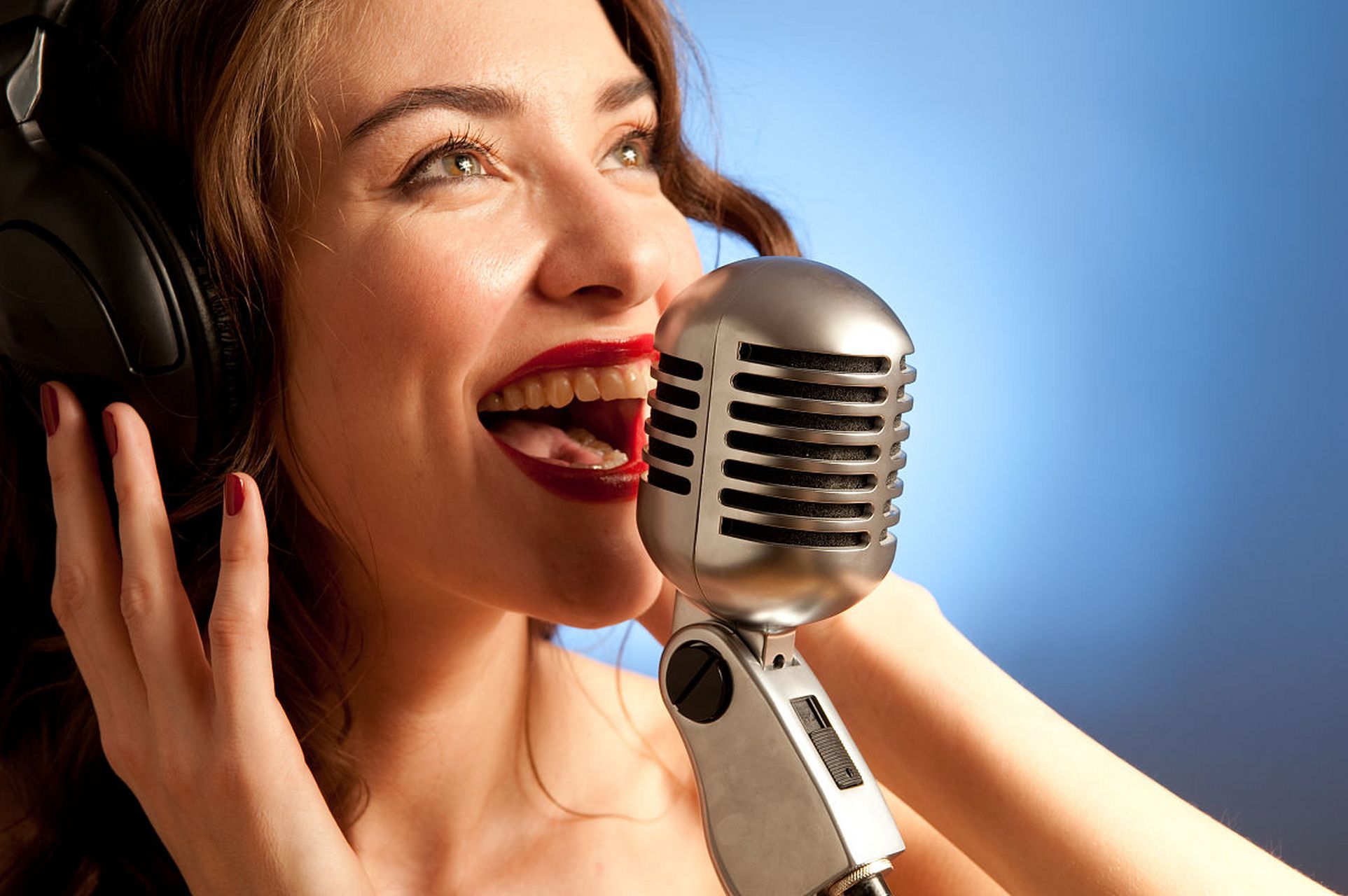 通过不断地练习和实践,可以逐渐提高唱歌水平.[原文:唱歌高