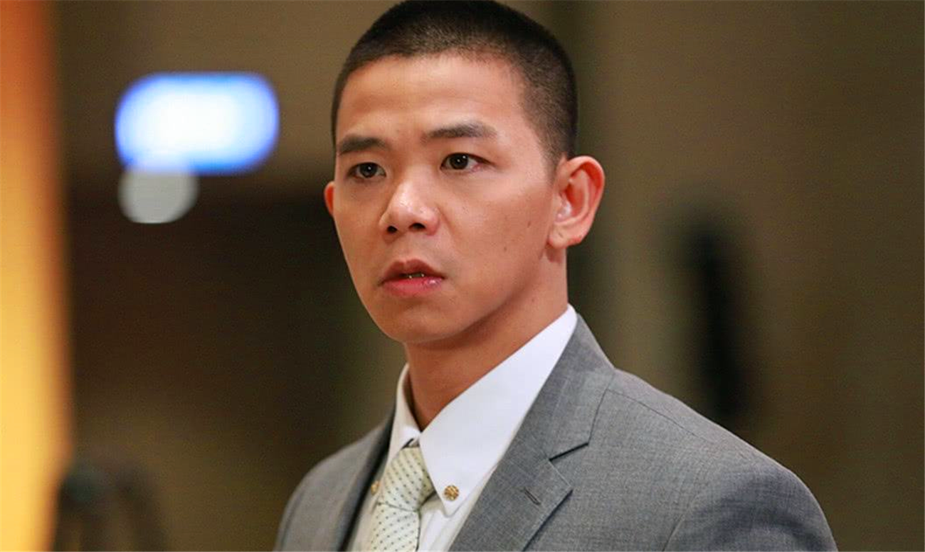 曾是星爷的御用配角,离开星爷后不温不火,如今36岁一天打三份工