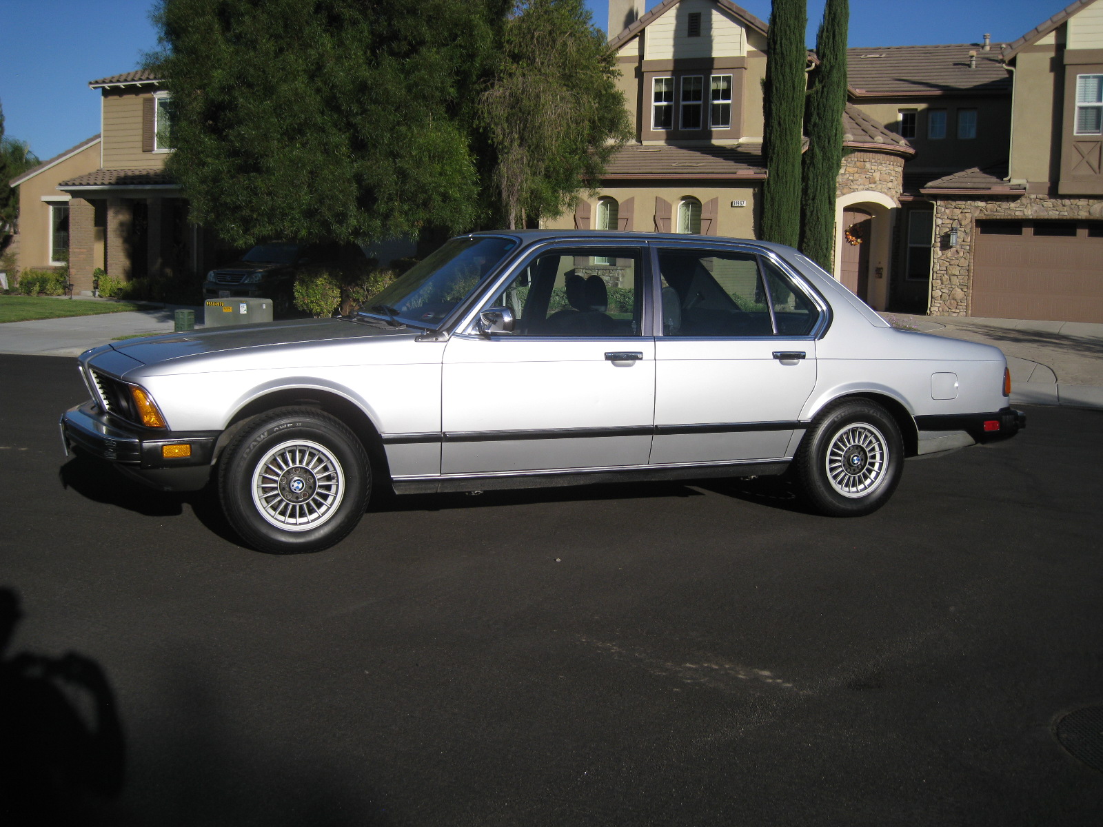 带你领略经典老车:1979年宝马733i豪华轿车,第一代宝马七系