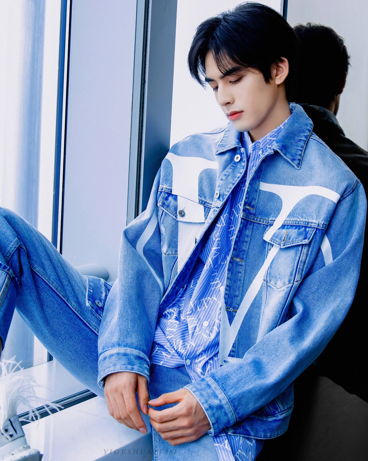 宋茜时尚单品搭配,尽显性感帅气,宋威龙一身牛仔装扮青春阳光