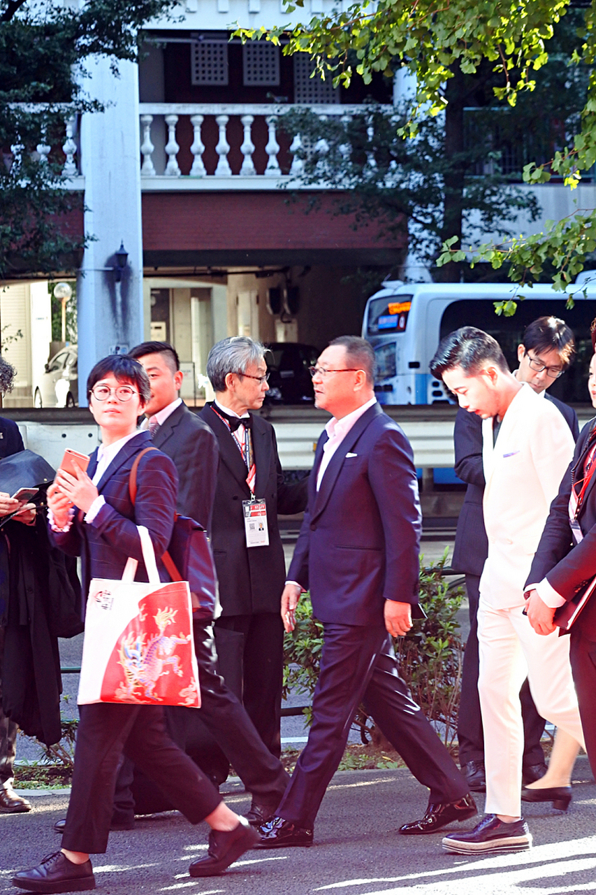 冲绳县知事玉城丹尼在北京宴会上跳舞的视频在日本网络上疯传,引起了