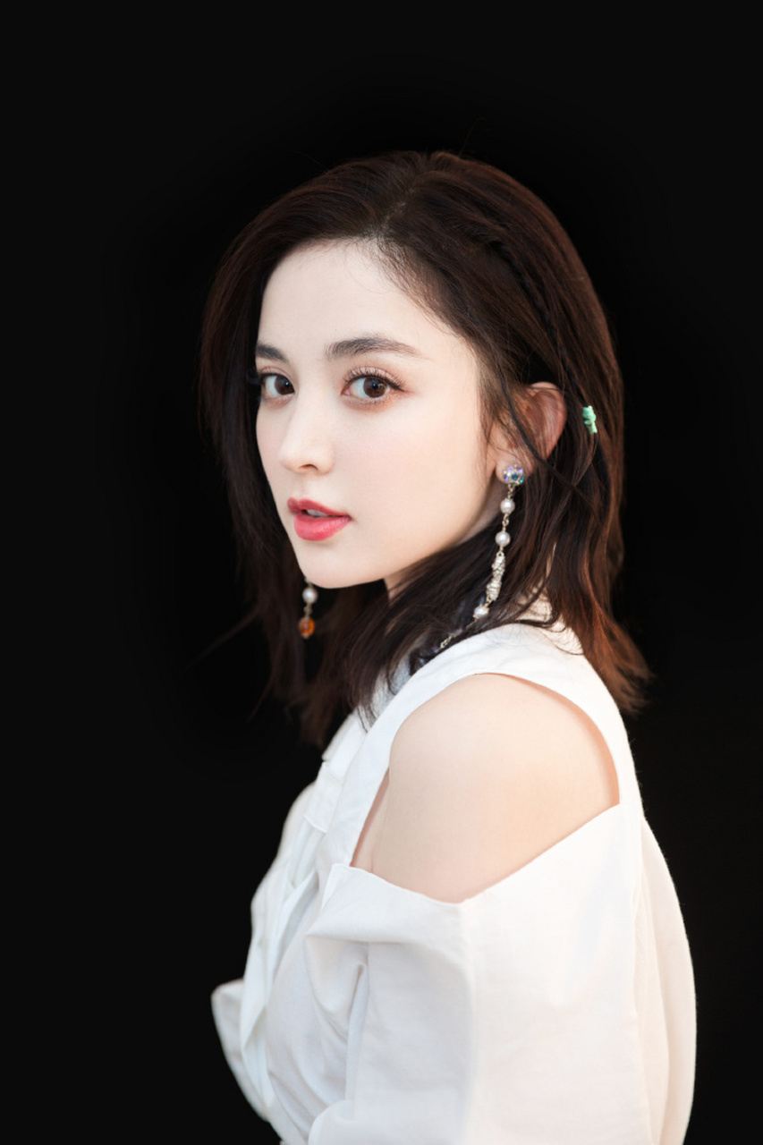 古力娜扎一组最新活动造型,白色露肩衬衫搭配蓝色字母包臀裙,吸睛配饰