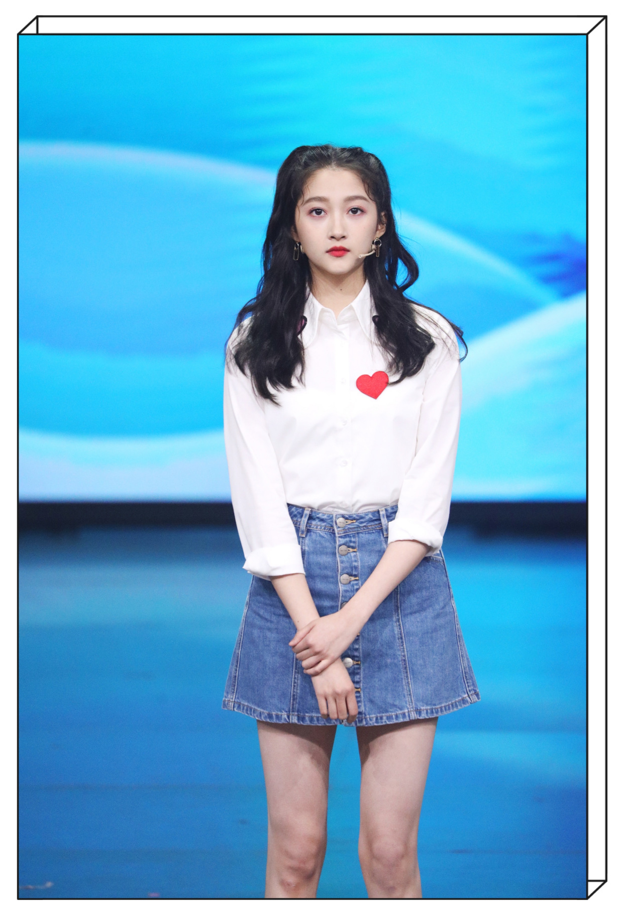 关晓彤穿白衬衫 牛仔短裙大秀美腿,双马尾造型可爱到爆,太撩了