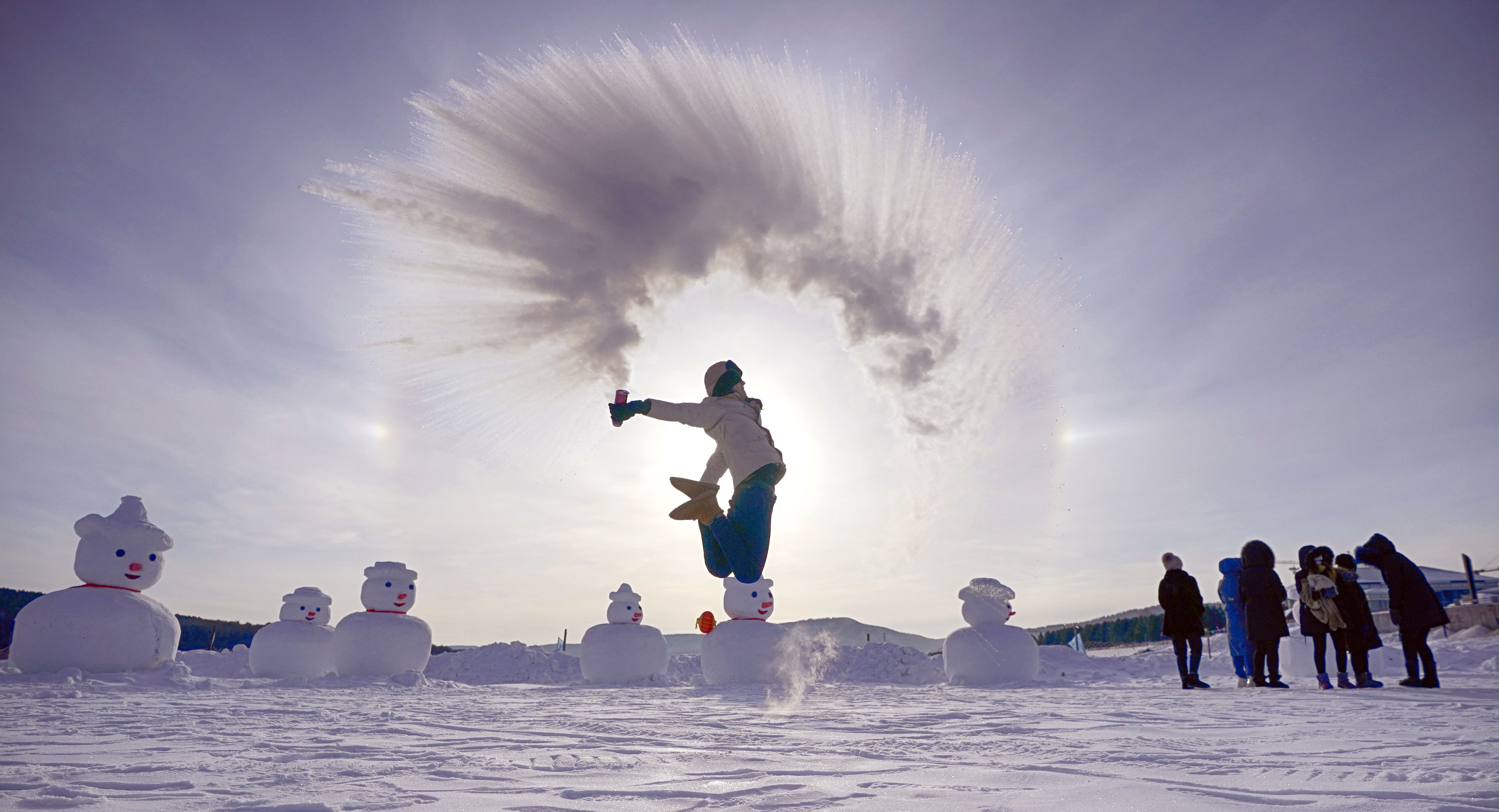 漠河北极村:游客畅玩"泼水成冰"