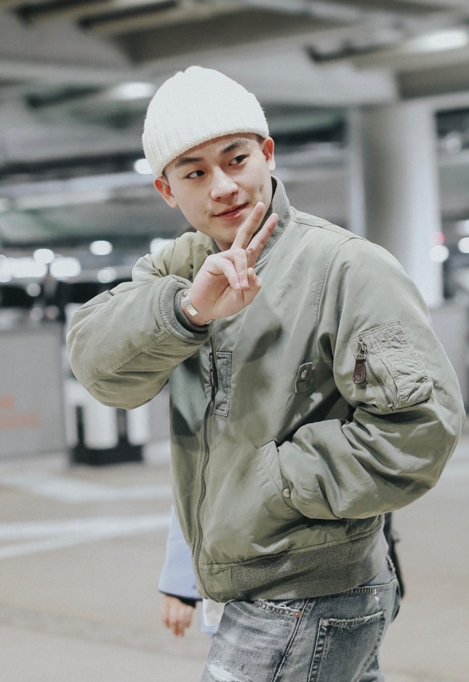 欧豪现身上海机场 一身潮范儿不忘对镜头say hi