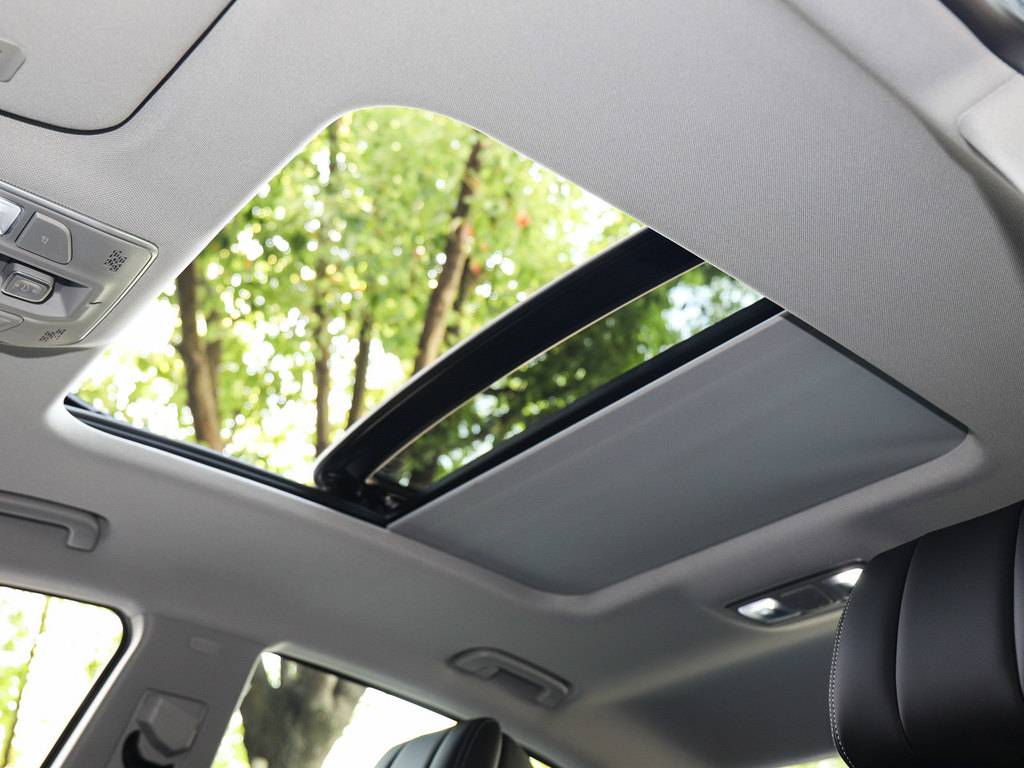 配有一个分段式的全景天窗设计,使用起来也是非常的顺手的,受到了年轻