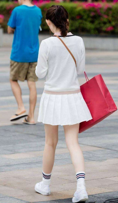 美女的背影看起来就非常文静.