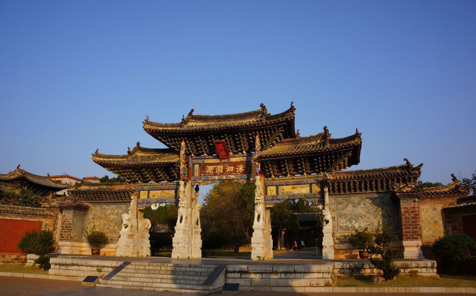 建水古城小火车的起点位于临安站,整个车站的装修,车厢的装饰和服务员