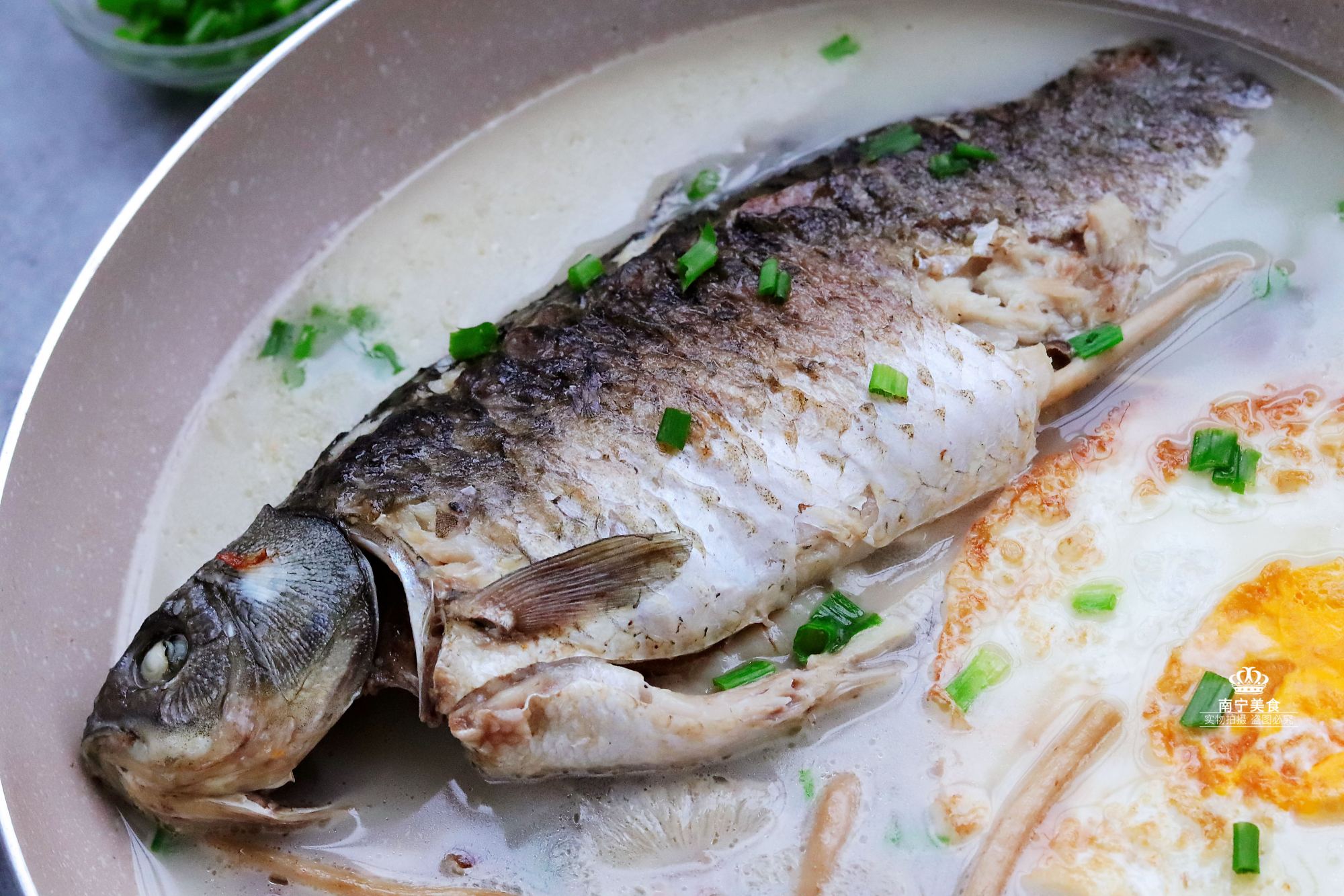 煮鱼汤时,牢记这2个技巧,煮出来的鱼汤奶白鲜香还没腥味