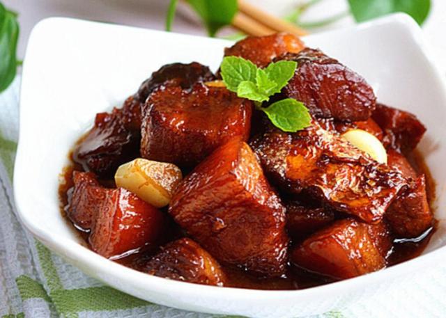 咸鱼烧肉,肉香混合着鱼香,还有腊味的特殊咸香,滋味浓郁醇厚!