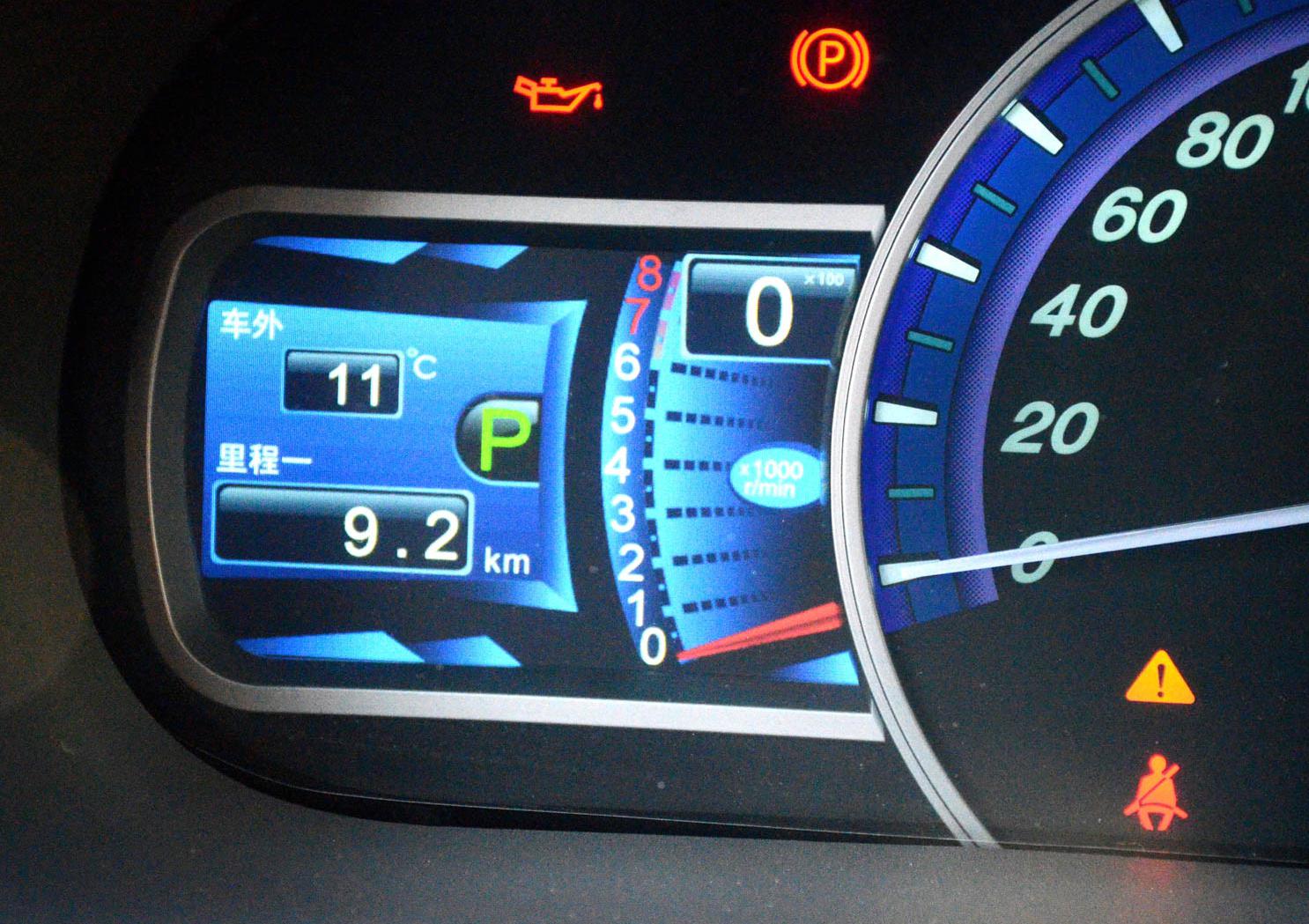 《比亚迪s7》仪表盘造型好看动感十足感觉很犀利,突显出了一些运动感