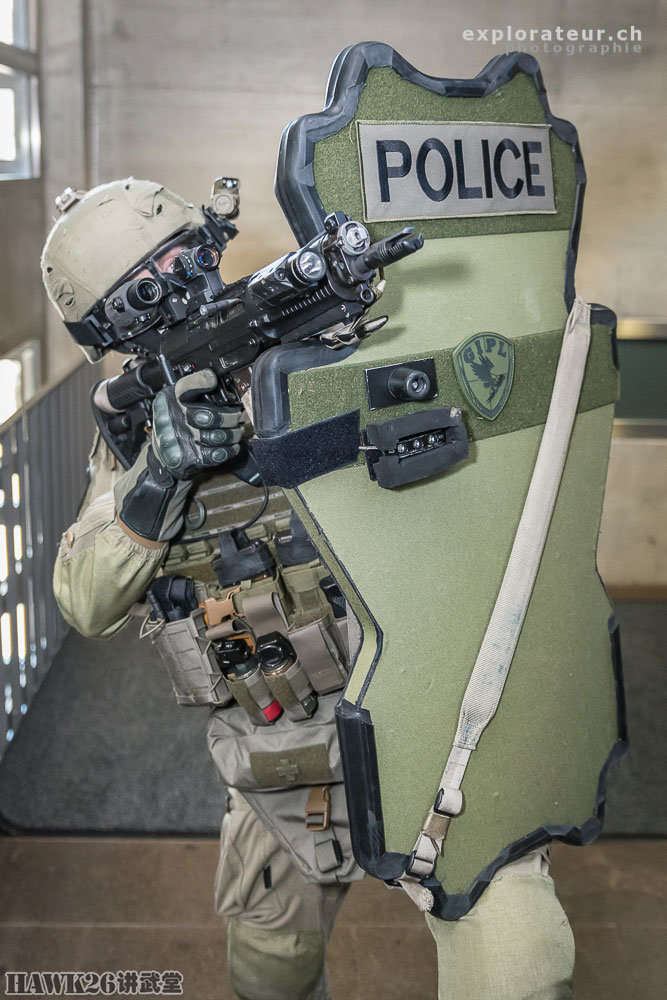 瑞士洛桑特警实战训练 盾牌手膂力惊人 看不见的训练成本最昂贵