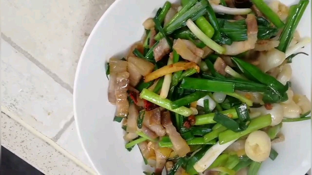 今天中午的大蒜咸肉丝,咸香可口,做法简单,你也可以试一试