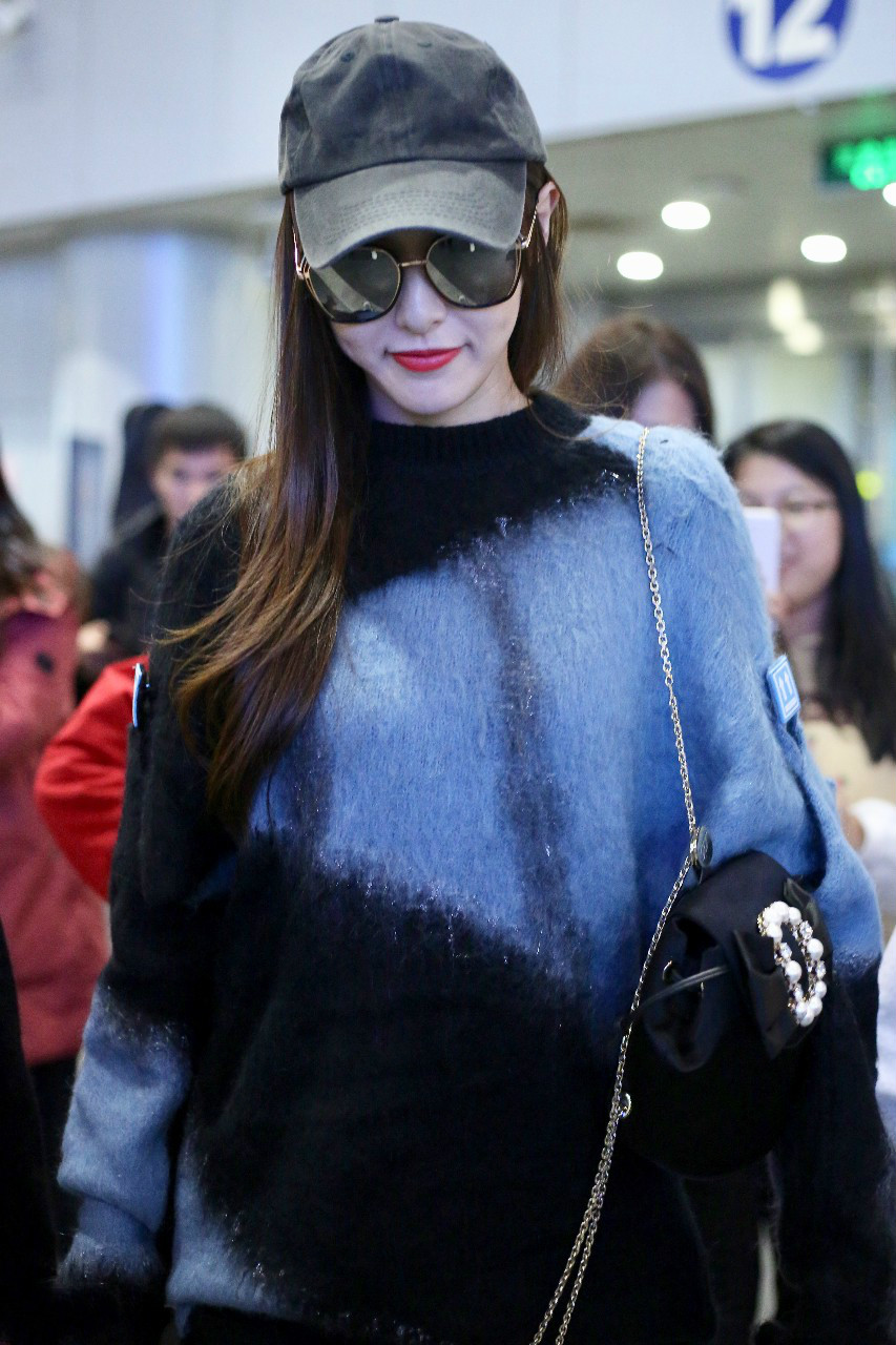 唐嫣头戴黑色棒球帽