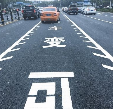 锯齿车道是什么意思?老司机:新手记好,被扣分再后悔就晚了