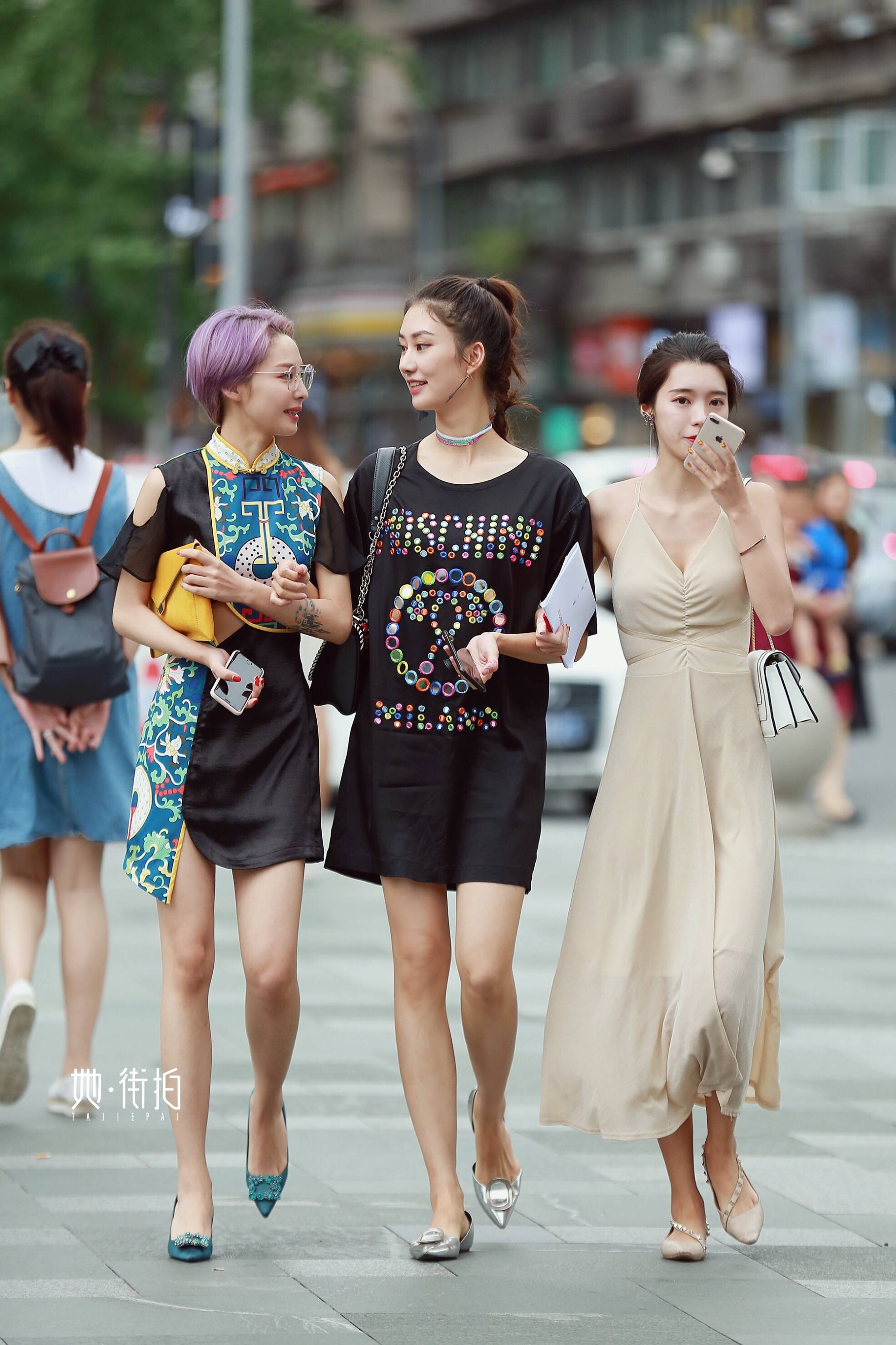 可爱的萌妹子,了解一下,两个小姐姐长相都很好看,很乖巧的那种,很讨人