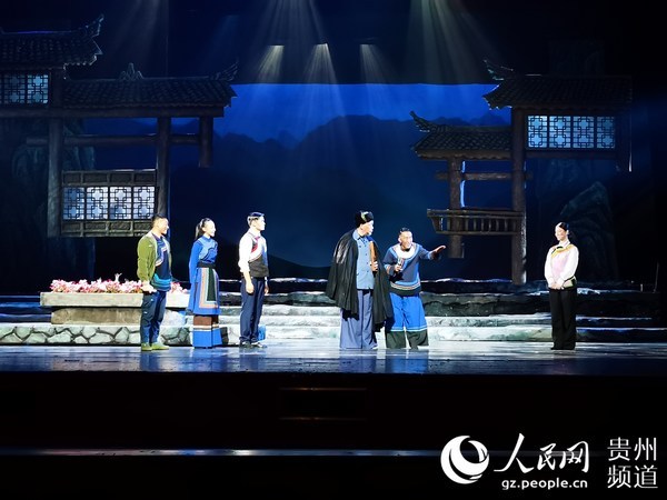 贵州脱贫攻坚题材话剧《出山》贵阳首演(组图)