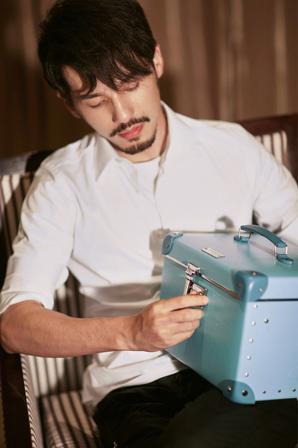 白宇大叔真有魅力,简单的衣服穿上也很有范,玫瑰花刺更让人着迷