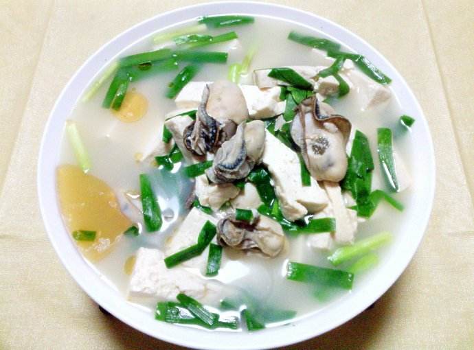教你做一道牡蛎豆腐汤,吃下去后鲜美无比,做法超简单