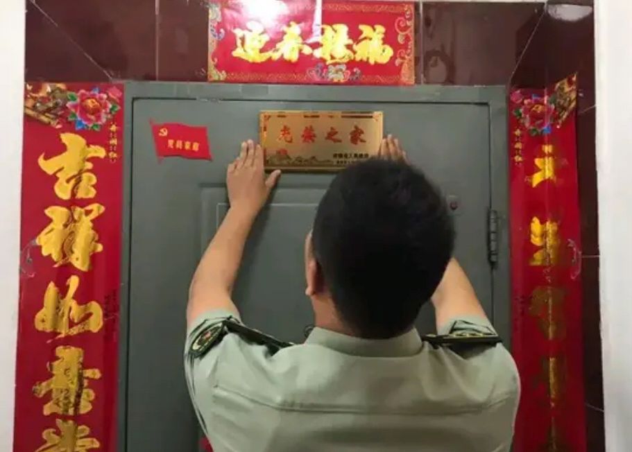 巩义市民政局为全市军属家庭安装悬挂"光荣之家"牌