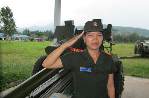 老挝女兵多才多艺战力强