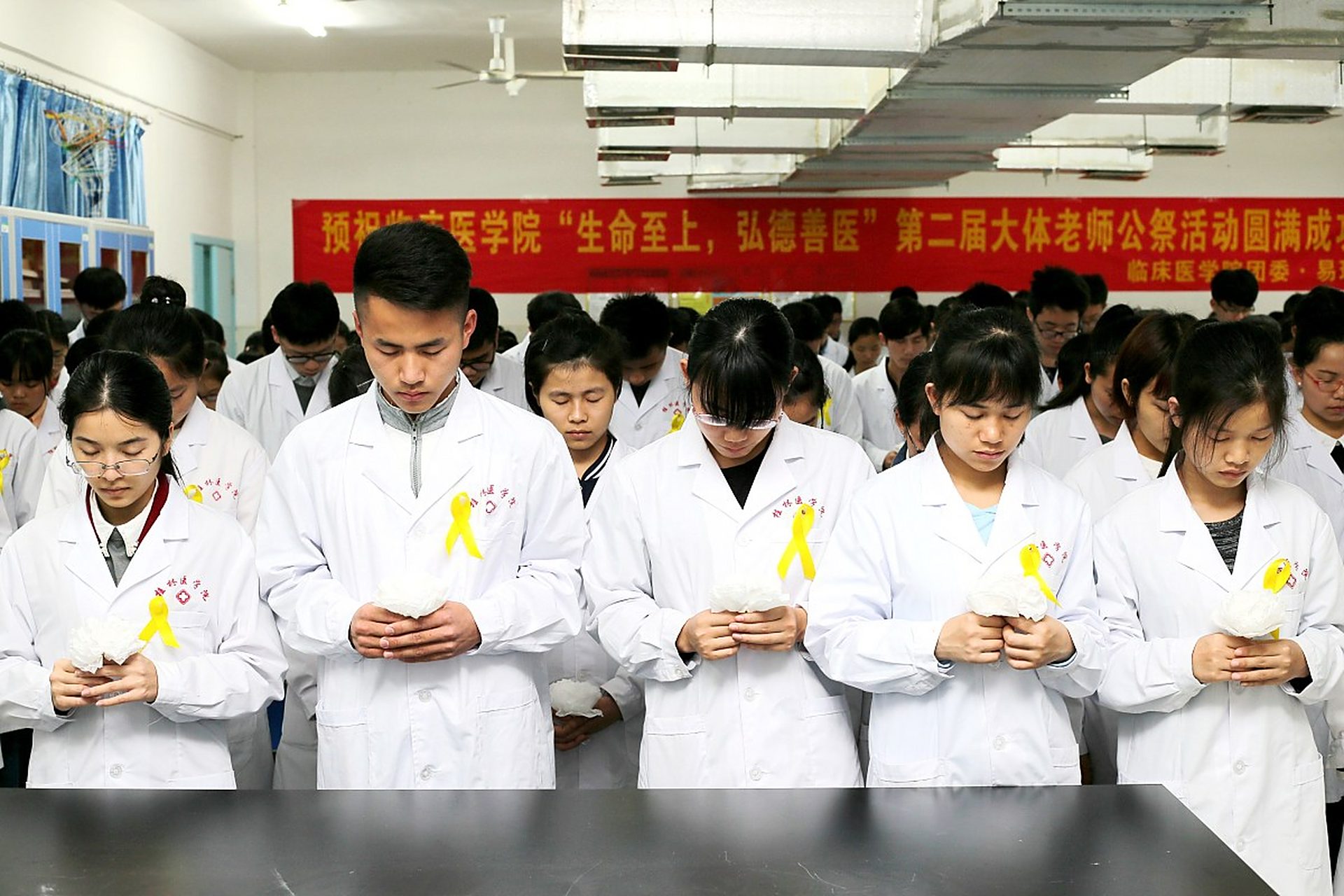 #时隔4个月父女俩都成为大体老师#  致敬"大体老师"!  时光匆匆,岁月