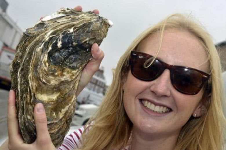 世界上最大的生蚝重约5斤,不知道有多少人能一次性吃完一个