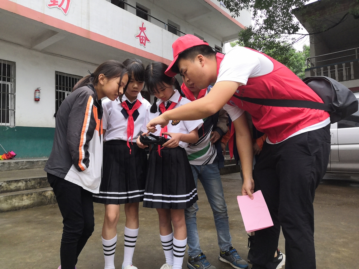 山村小学来了"女童保护"志愿者服务队