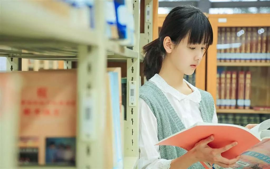 读书人有两种本事,一种是把书读"厚",另一种是把书读"薄"