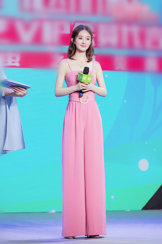 赵丽颖现身活动现场,束腰粉色连体裤,银色高跟鞋打破怀孕传闻