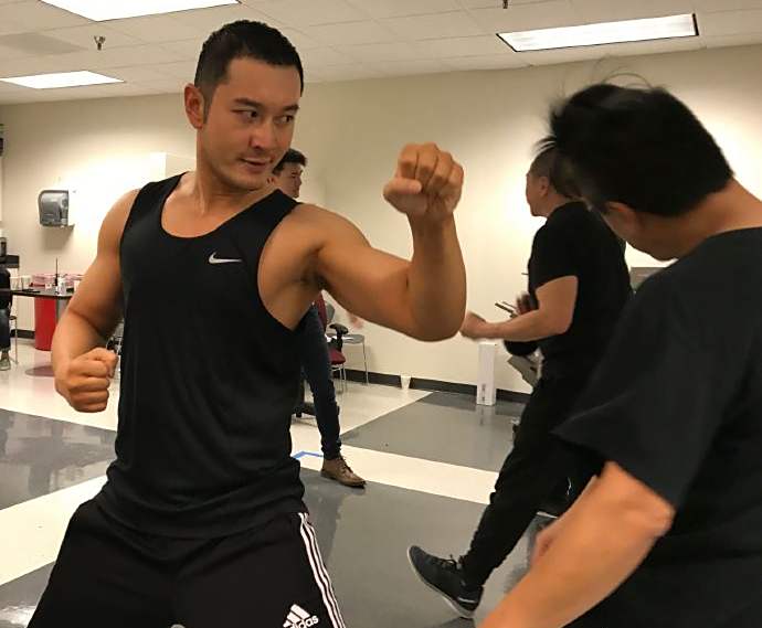 黄晓明这身肌肉是什么水平?因为太强被网友认为是ps!