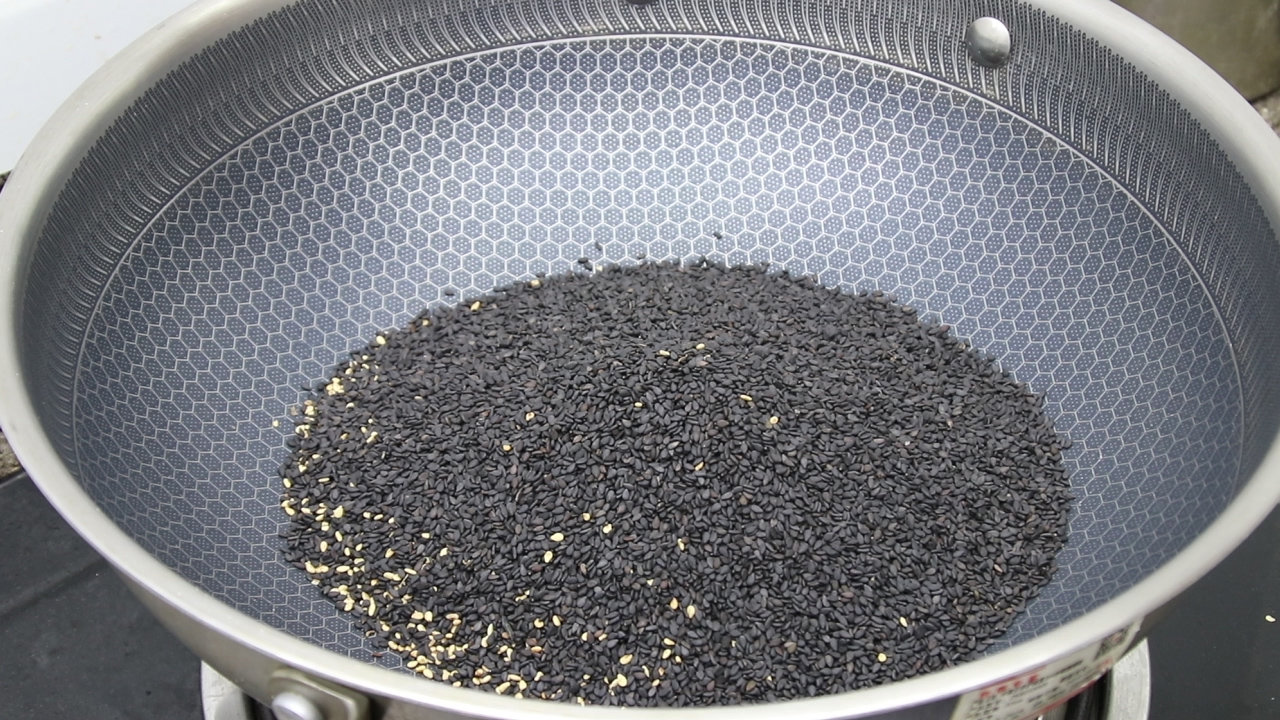 黑芝麻这样做火了,加一把花生米,锅里一炒,出锅全家抢着吃!
