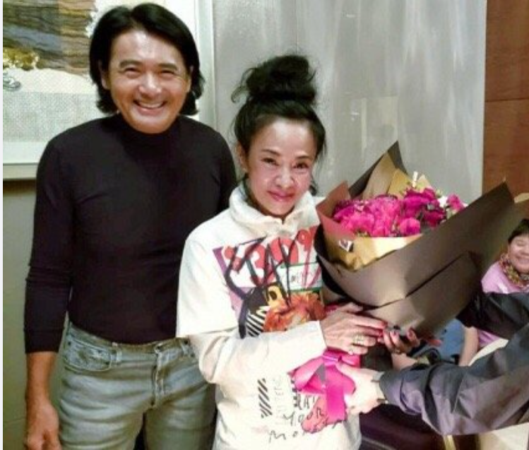 从画面中,我们能看得出发哥对陈荟莲的感情依旧动人,不知不觉这对老