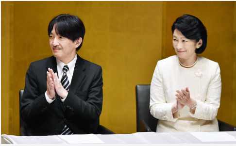 日本悠仁亲王跟随父母观看地图展,个儿长高了,也没那么土了?